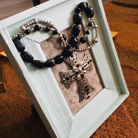 FRAMED SILVER CROSS - Picture 2 of 4